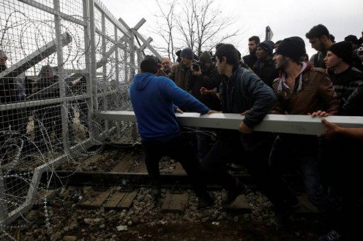 Faltörő kossal törtek be a migránsok Macedóniába