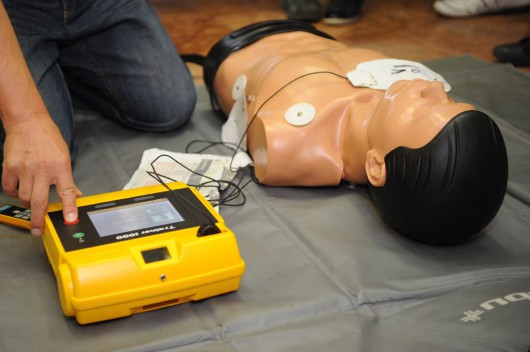 Defibrillátor használatára oktatják a rendőröket