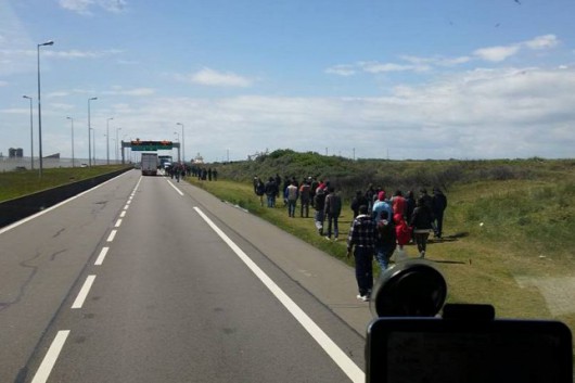 Így rohannak le egy magyar kamiont a bevándorlók