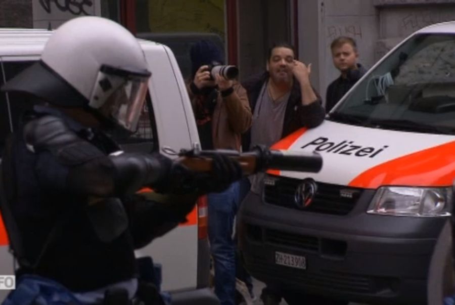 Migránsokért tüntetőket oszlattak gumilövedékekkel Svájcban