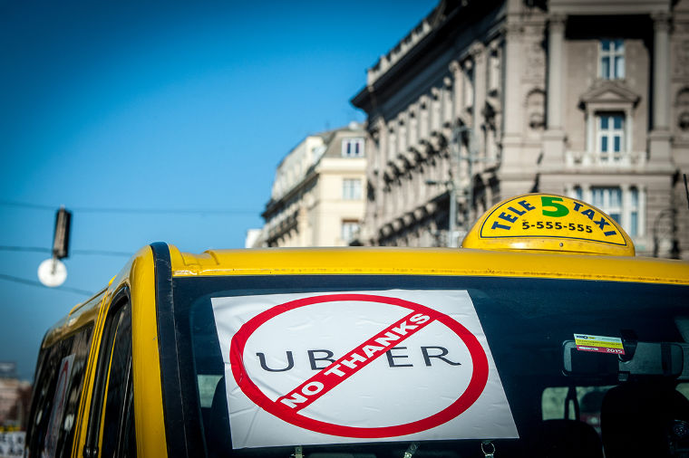 Taxisok és Uber-sofőrők veszekedtek éjszaka