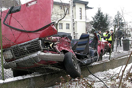 Busz-autó baleset