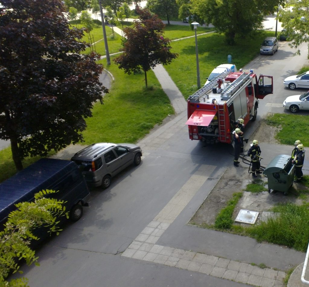 A 146-os lépcsőház mögötti konténert vizsgálják.