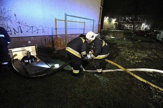 Csőtörés a Simon Bolivár sétányon (Fotó: Stop.hu)