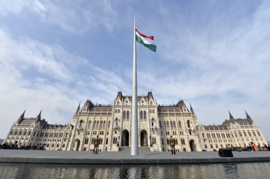 Naponta lesz zászlófelvonás és díszőrség a Parlament előtt